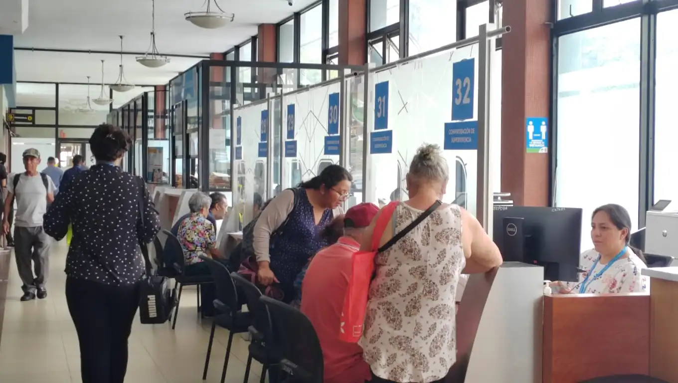 igss-ingreso-zona4.jpeg Pensionados del IGSS recibirán Q1 mil 500 en bonos en diciembre 2025: ¿por qué y cuando se completará el pago?