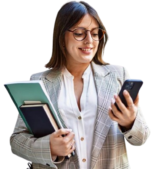 Mujer-Bi-empresarial-viendo-su-celular