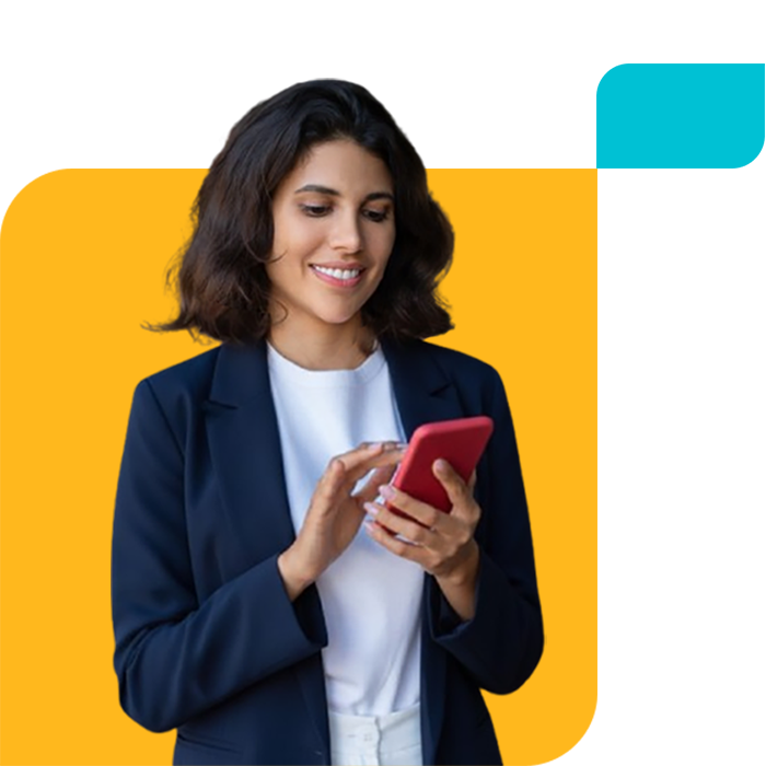 Mujer-empresarial-Bi-viendo-celular Mujer-empresarial-Bi-viendo-celular