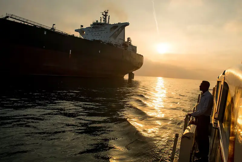 El equipo de Trump examina el impacto que tendría un petróleo tan alto Barco petrolero navegando al atardecer