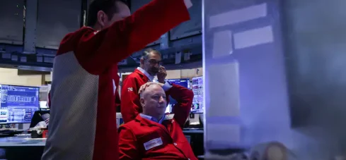 Corredores-de-bolsa-con-chaquetas-rojas-trabajando-frente-a-terminales-de-datos-financieros Corredores-de-bolsa-con-chaquetas-rojas-trabajando-frente-a-terminales-de-datos-financieros