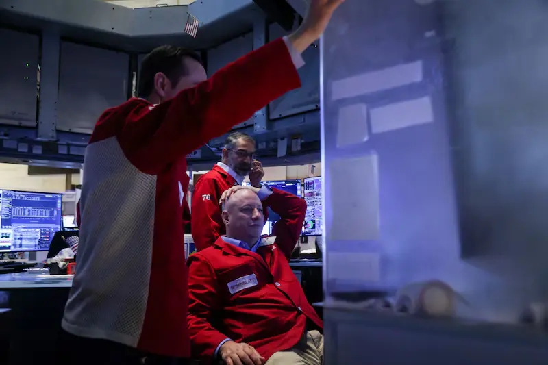 Corredores-de-bolsa-con-chaquetas-rojas-trabajando-frente-a-terminales-de-datos-financieros Corredores-de-bolsa-con-chaquetas-rojas-trabajando-frente-a-terminales-de-datos-financieros