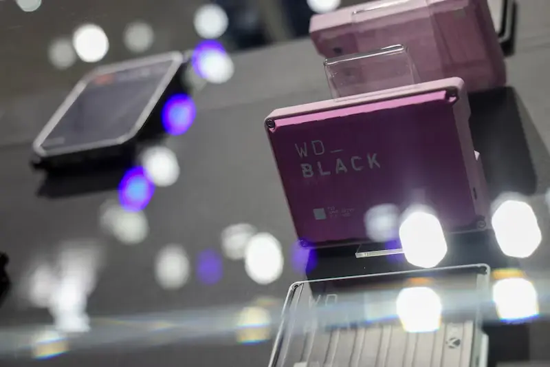 Discos SSD WD Black en exhibición Discos SSD WD Black en exhibición