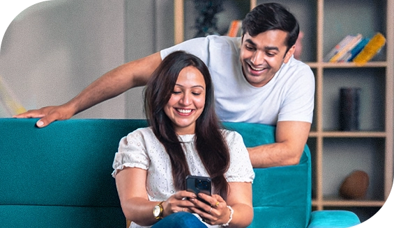 Joven pareja revisando su banca en linea