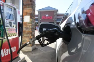 La administración Trump sopesa opciones para enfrentar el alza de los precios del petróleo