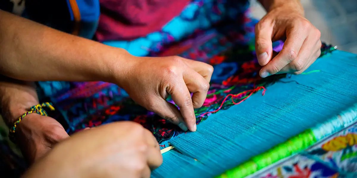 Viaje-a-la-Tradición-Textil-Maya-de-Guatemala-Beneficio-para-1,000-estudiantes