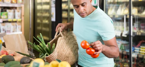 Persona eligiendo productos comestibles