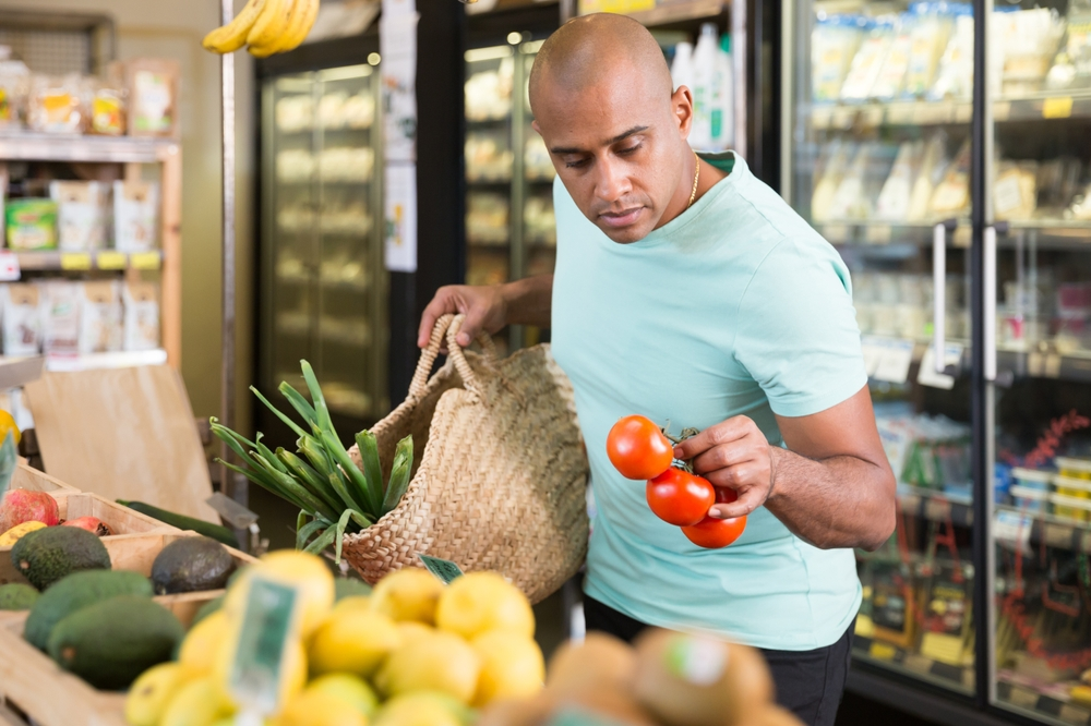 comprador-latino Persona eligiendo productos comestibles
