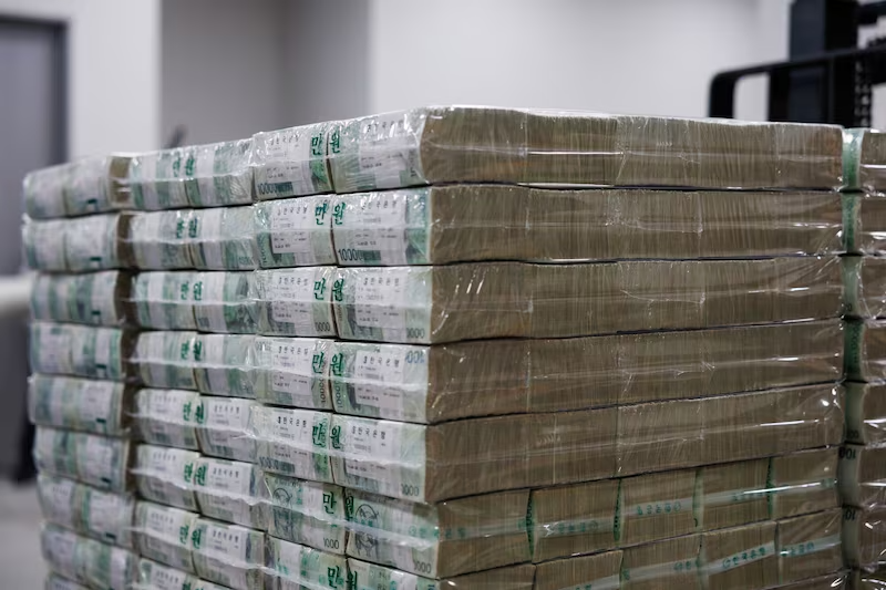 Billetes surcoreanos de 10.000 wones preparados en la sede del Banco de Corea (BOK) apilados e un contenedor. Billetes surcoreanos de 10.000 wones preparados en la sede del Banco de Corea (BOK) apilados e un contenedor.