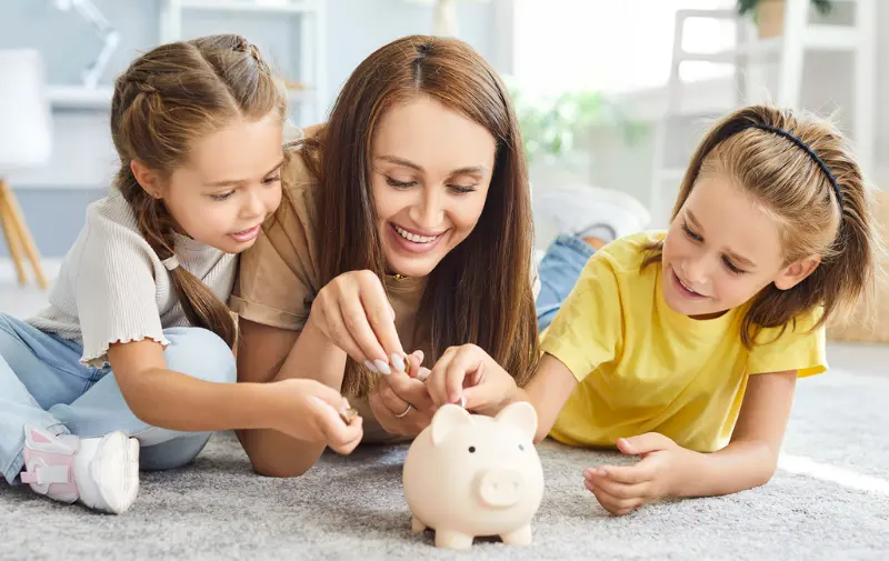 Cómo enseñar hábitos financieros a tus hijos en casa