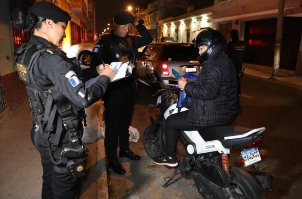 Policía haciendo inspección