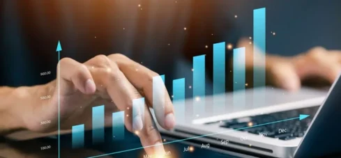 persona-viendo-graficas-crecimiento-economico-Latinoamerica-SS