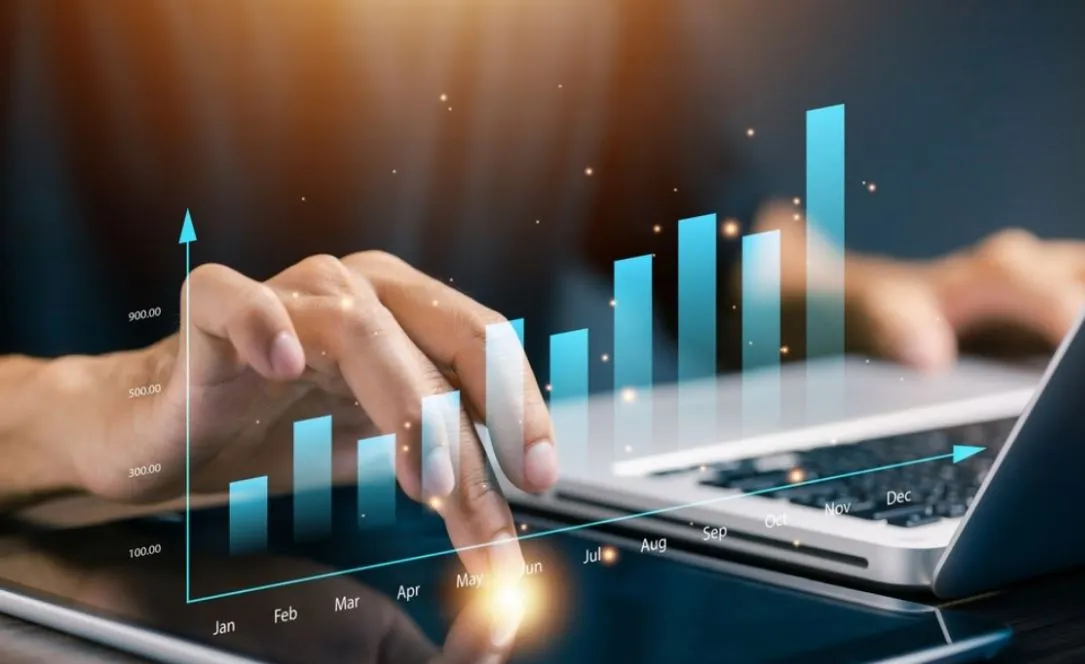 persona-viendo-graficas-crecimiento-economico-Latinoamerica-SS persona-viendo-graficas-crecimiento-economico-Latinoamerica-SS