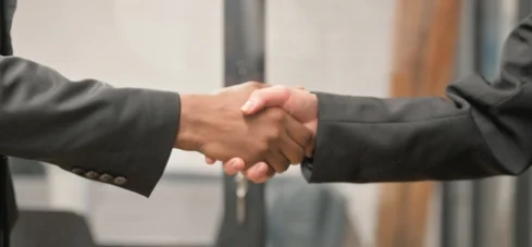 Cerrando un trato, Taller Entre Empresarias Imágen de 2 personas dandose la mano