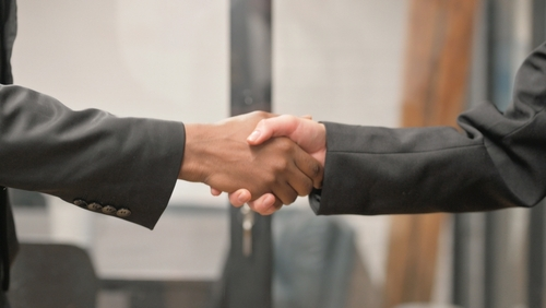 Imágen de 2 personas dandose la mano