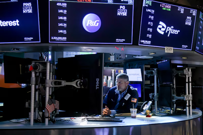 Un operador trabaja en el parqué de la Bolsa de Nueva York (NYSE) en Nueva York, EE.UU. Un operador trabaja en el parqué de la Bolsa de Nueva York (NYSE) en Nueva York, EE.UU.