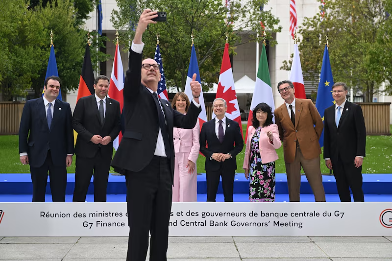 Roland Lescure se toma una selfie para una "foto familiar" durante la reunión de ministros de finanzas y gobernadores de bancos centrales del G-7 Roland Lescure se toma una selfie para una "foto familiar" durante la reunión de ministros de finanzas y gobernadores de bancos centrales del G-7