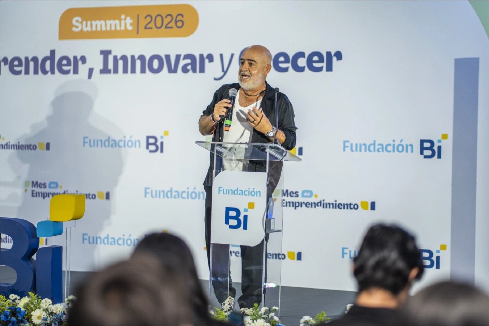 Summit 2026-01 Hombre presentando en el Summit 2026