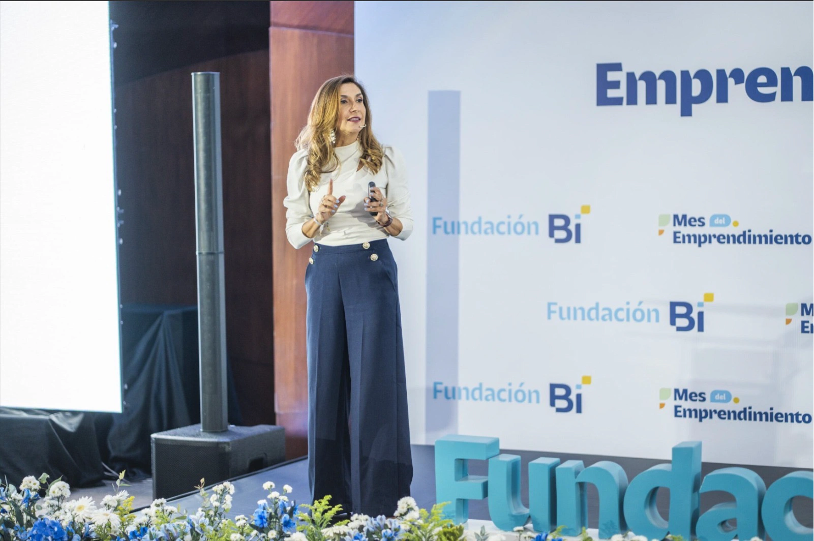 Summit 2026-02 Mujer presentando en el Summit 2026