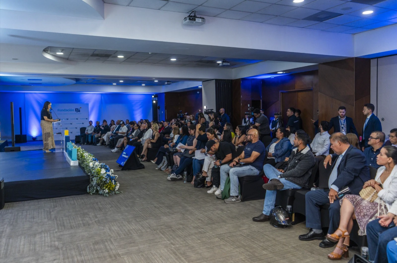Summit 2026-03 Presentación del Summit 2026 con un salón lleno de personas