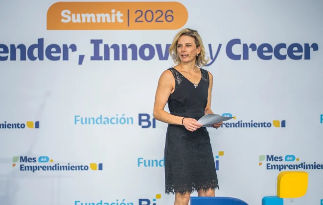 Mujer presentando en el Summit 2026