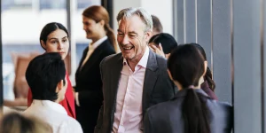 Personas en feria de emprendedores