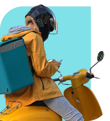 Joven repartidor utilizando su motocicleta para realizar entregas Joven repartidor utilizando su motocicleta para realizar entregas