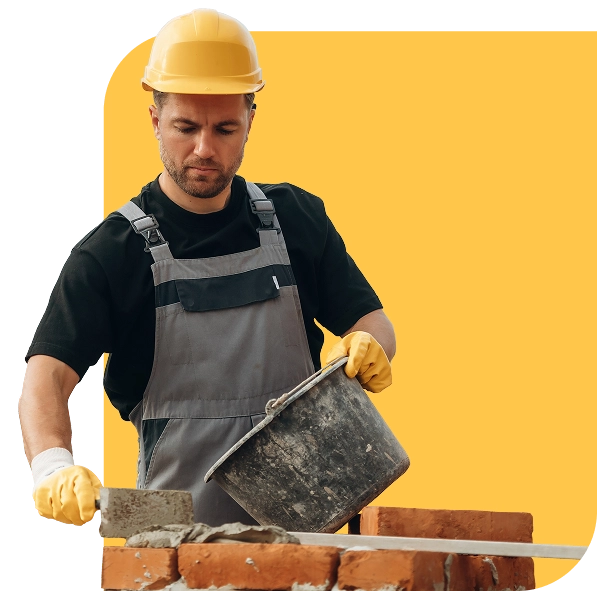 Albañil trabajando en la construcción de una casa
