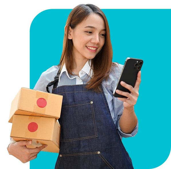 Mujer emprendedoras con cajas de pedidos