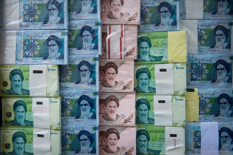 Billetes de rial iraní expuestos en una oficina de cambio de Teherán. Billetes de rial iraní expuestos en una oficina de cambio de Teherán.
