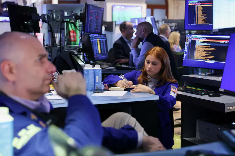 Operadores en la imagen trabajan tras una reunión del Comité Federal de Mercado Abierto (FOMC) en el parqué de la Bolsa de Nueva York (NYSE) en Nueva York, EE