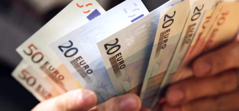 Un hombre cuenta billetes de euro. Un hombre cuenta billetes de euro.