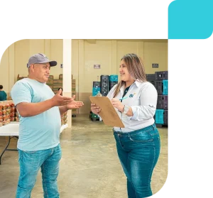 Joven llenando formulario de Microcréditos Joven llenando formulario de Microcréditos