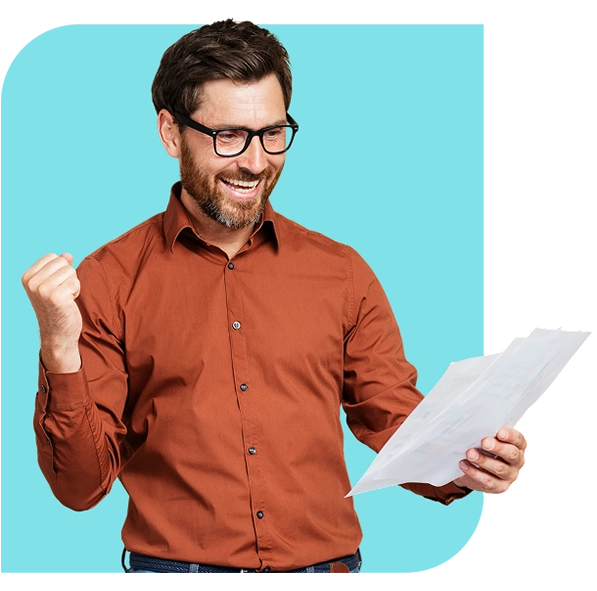 Joven feliz leyendo los requisitos para solicitar su microcrédito Joven feliz leyendo los requisitos para solicitar su microcrédito