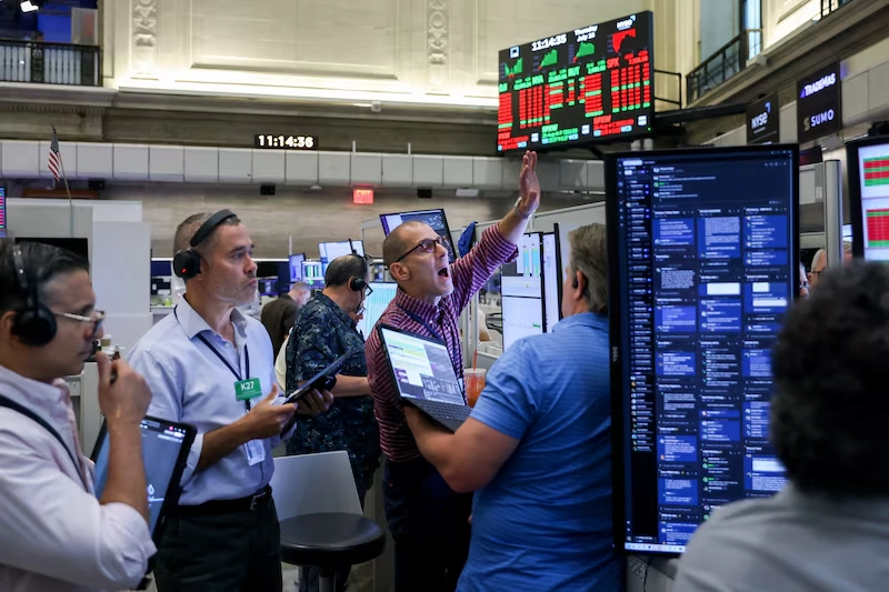 Wall Street opera mixto por la caída de los fabricantes de chips y a la expectativa por la Fed