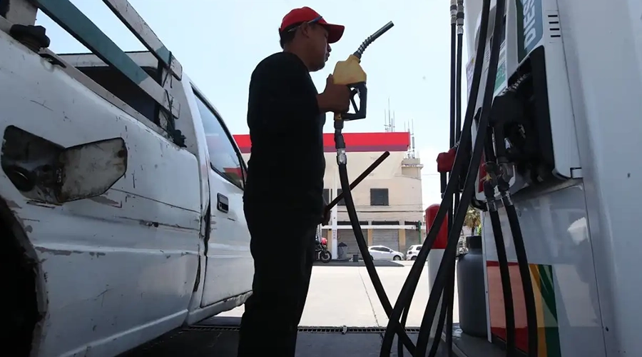 joven en gasolinera