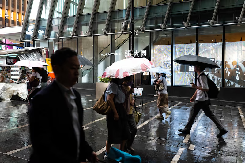 La gente camina por las calles del centro de Hong Kong, China, el jueves 30 de julio de 2026. La gente camina por las calles del centro de Hong Kong, China, el jueves 30 de julio de 2026.