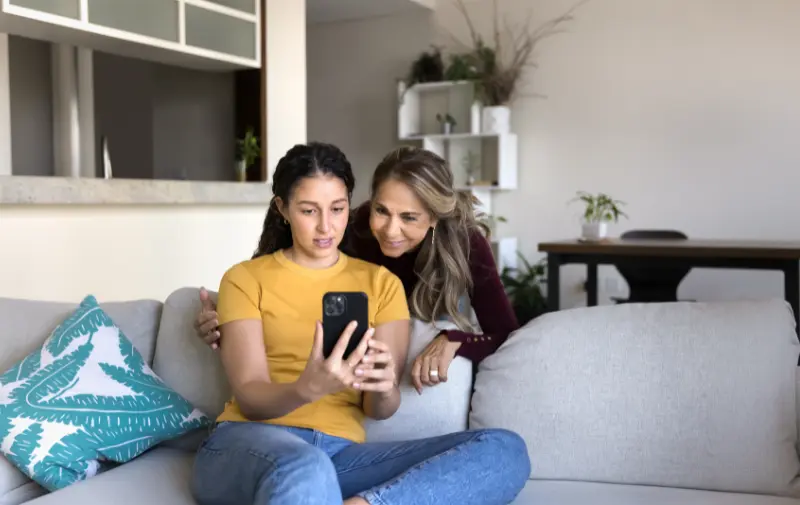El mejor regalo para mamá también puede ser financiero: cómo ayudarla a ahorrar