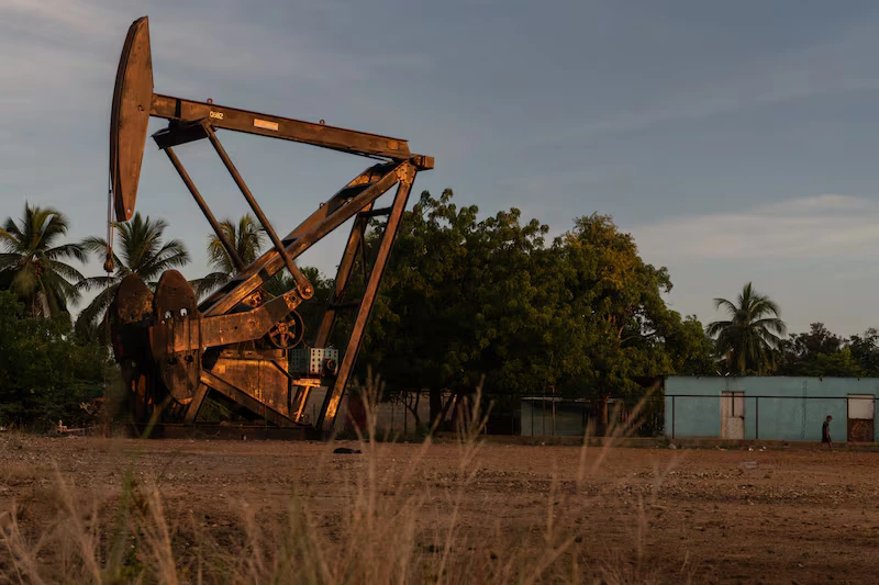 Precio del petróleo cae por debajo de US98