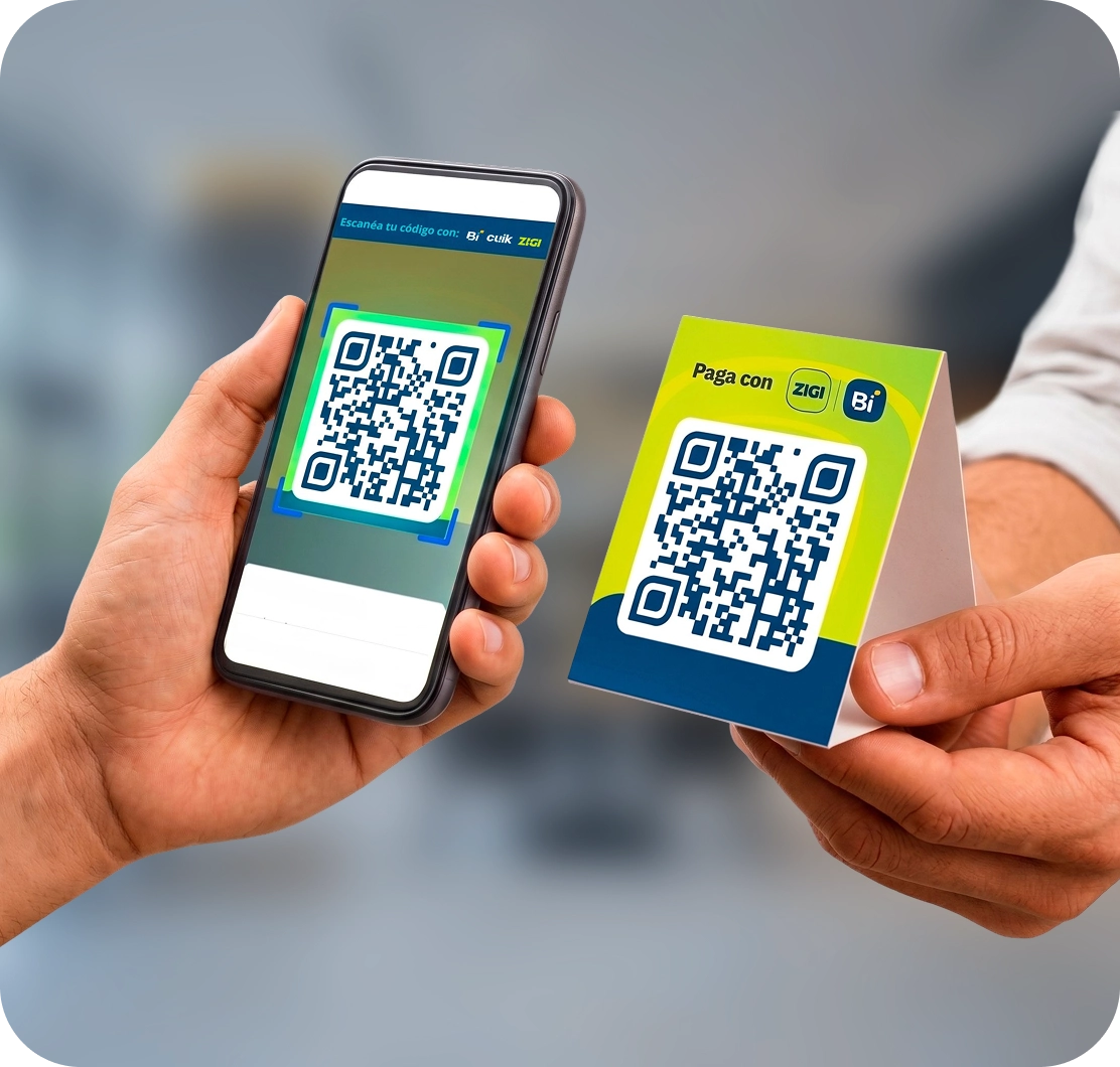 Persona escaneando un código QR con su teléfono para pagar