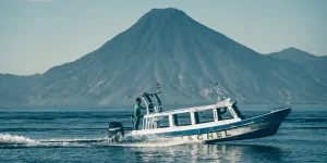 Imagen de una lancha pasando en el Lago de Atitlán de Guatemala