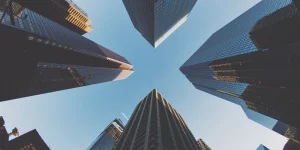 Imagen de varios edificios altos vistos desde abajo hacia el cielo