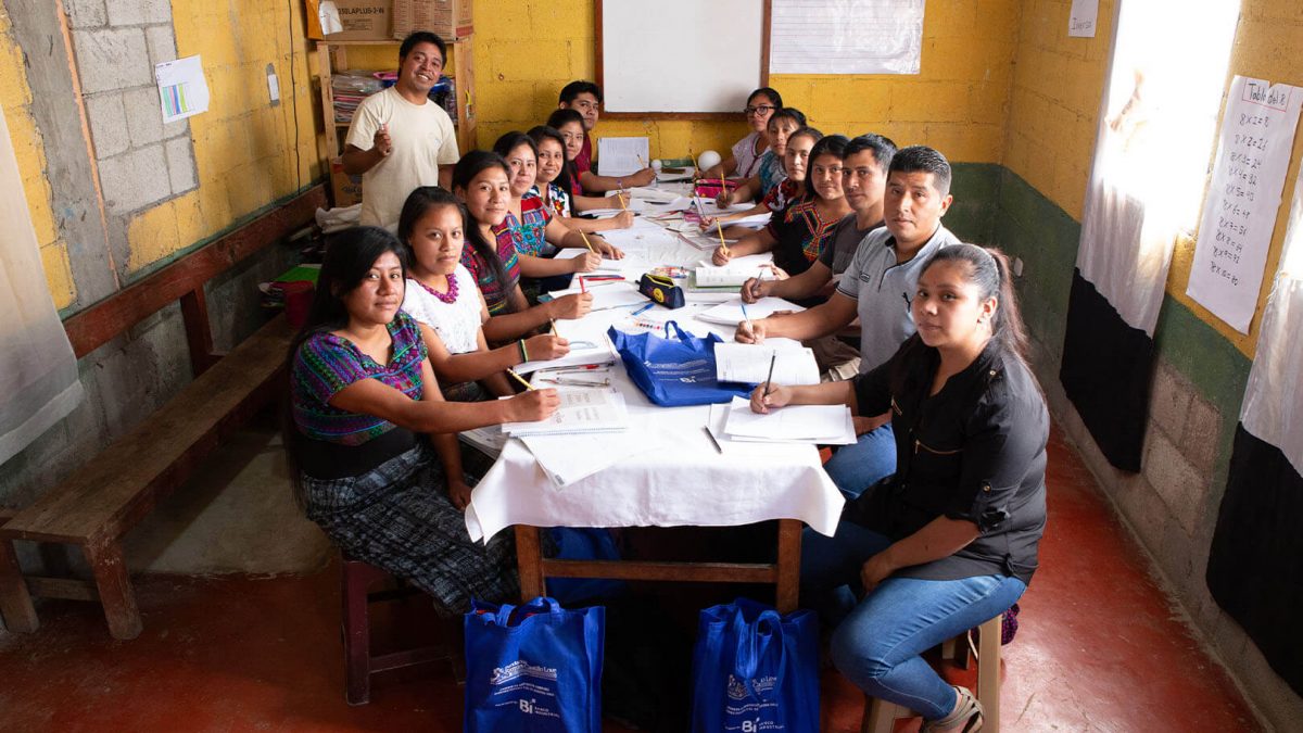Educandos finalizan etapas de primaria y ciclo básico - Fundación Ramiro Castillo Love