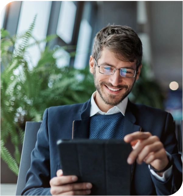 hombre viendo su computadora hombre viendo su computadora