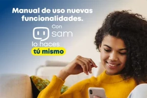 Usuario administrador mujer viendo su celular manuales