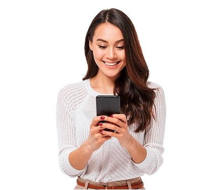 chica con su celular ahorro programado banpais