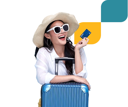 chica con su equipaje lista para un viaje y su tarjeta banpais en la mano