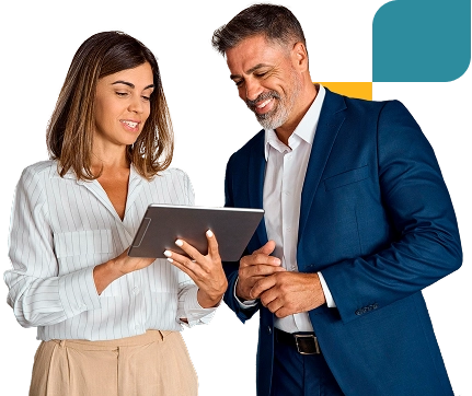 dos personas viendo un ipad deseas adquirir un producto