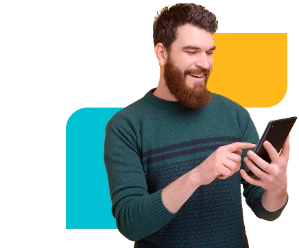 hombre con su celular revisando la página de preguntas frecuentes banpais