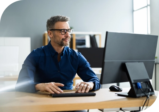 hombre en oficina revisando su computadora